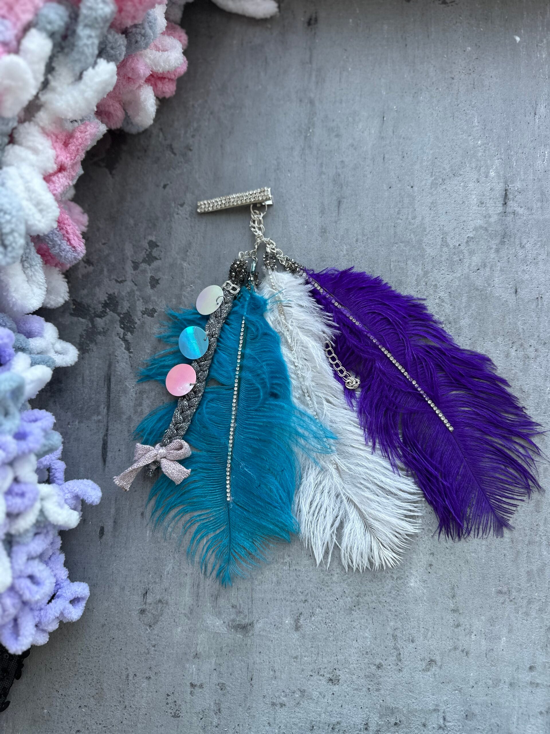 Plaukų segtukas su plunksnomis šventėms - Image 4