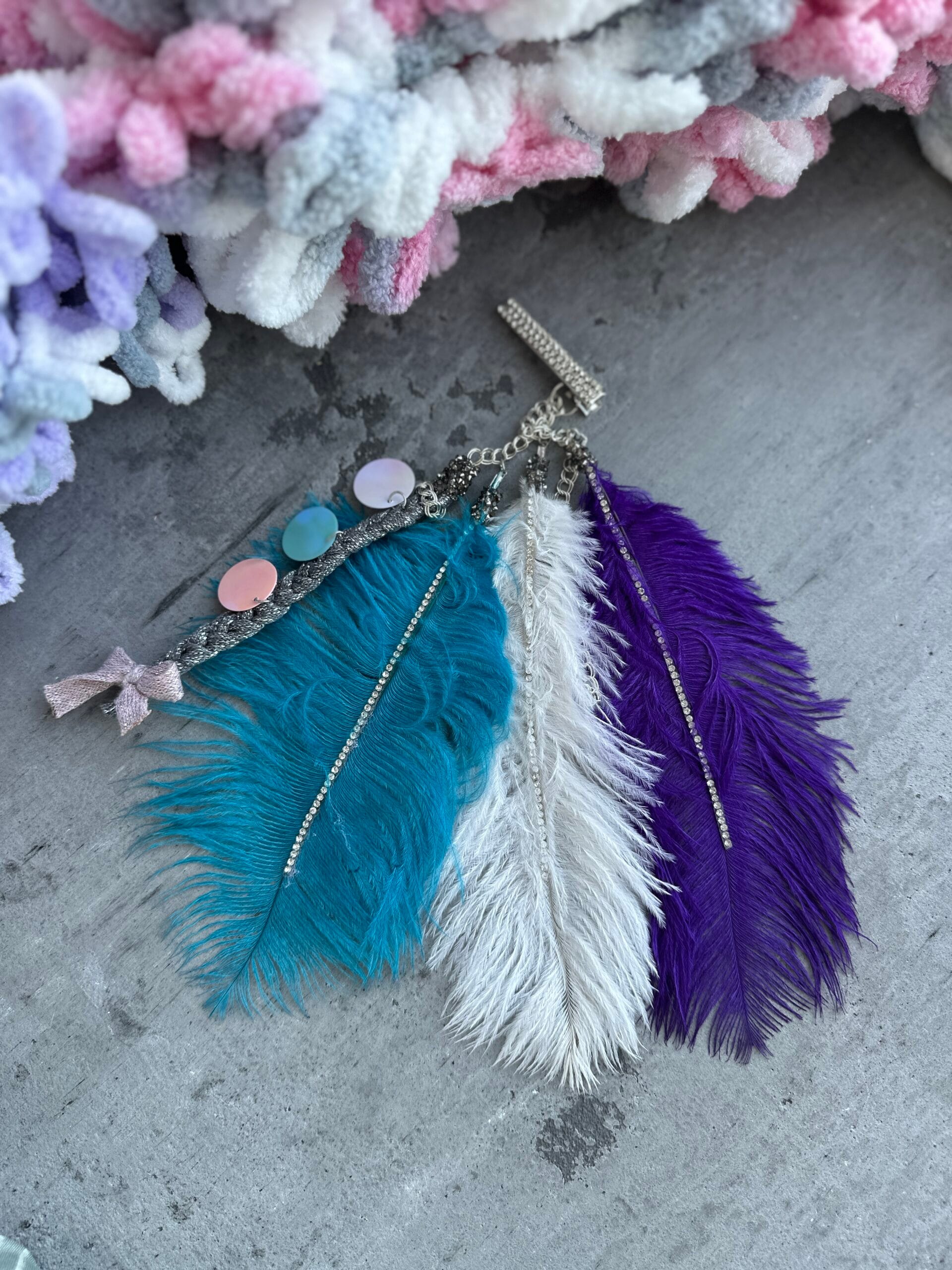 Plaukų segtukas su plunksnomis šventėms