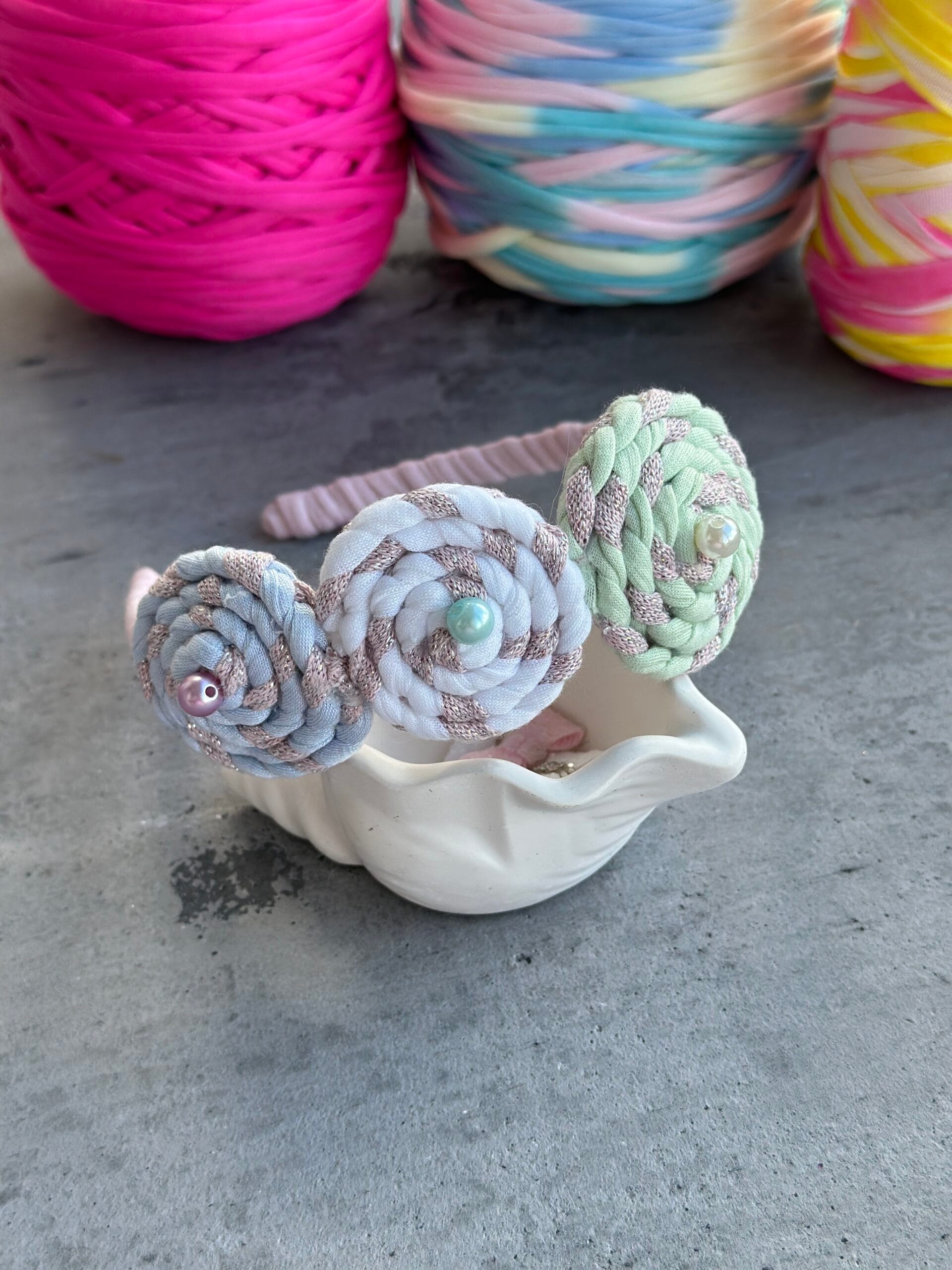 Rankų darbo plaukų lankelis pintas