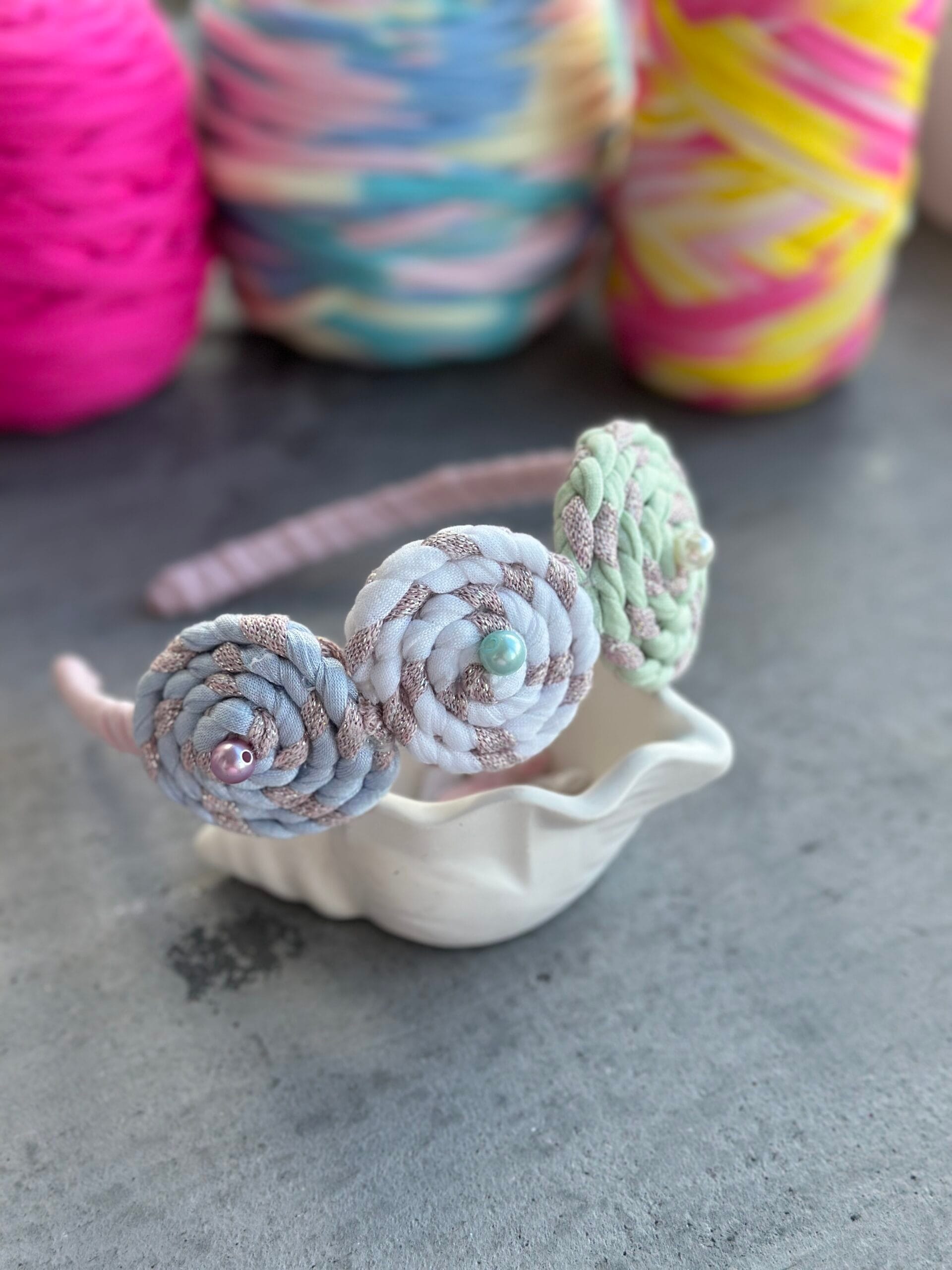 Rankų darbo plaukų lankelis pintas